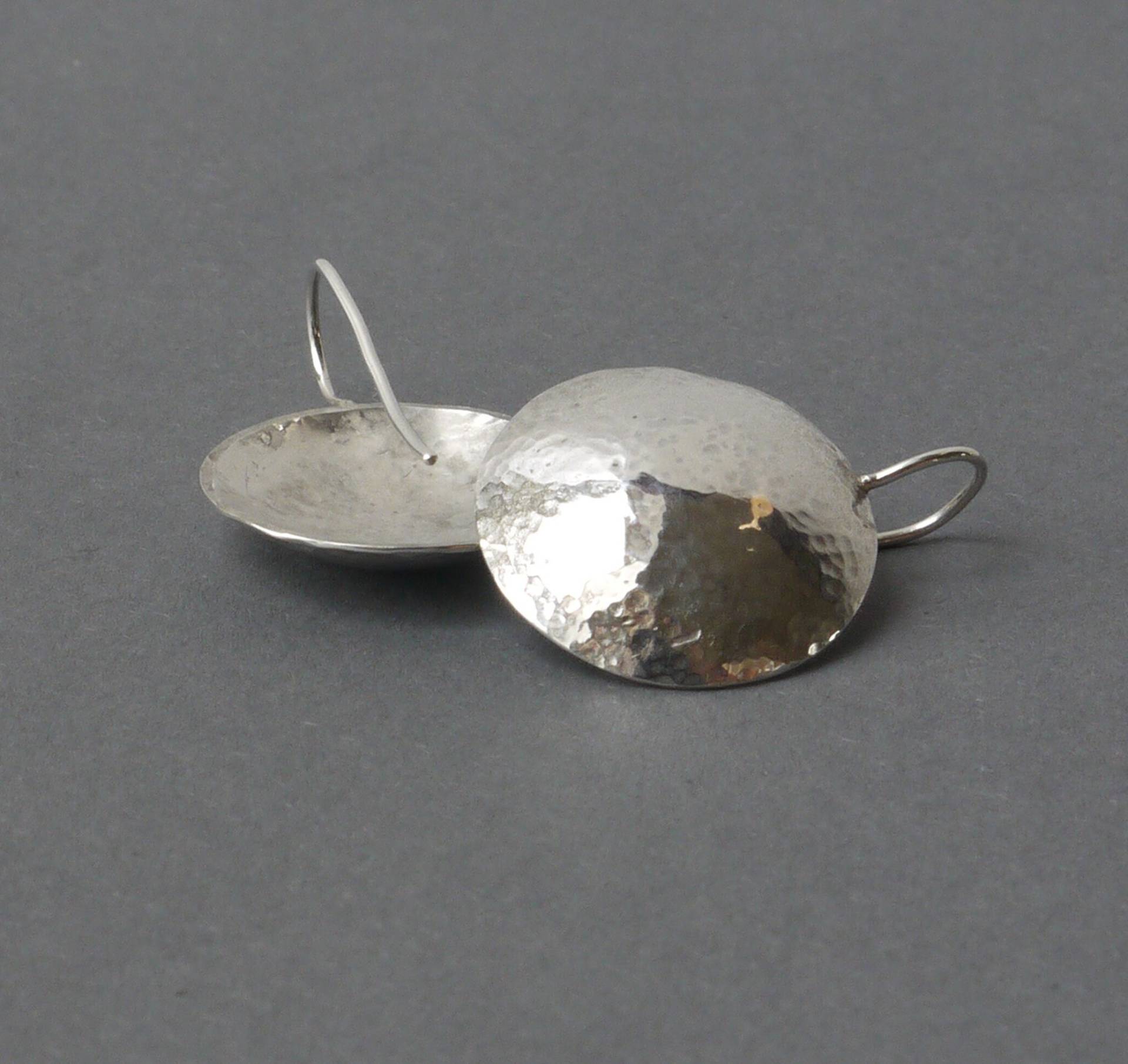 Große Runde Silber Ohrringe, Konvex Gewölbt Mit Hammerschlag, Sterlingsilber, Leichter Ohrschmuck, Handgefertigter Unikatschmuck von KundKJewelry
