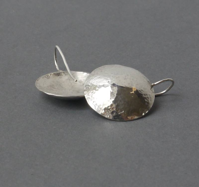Große Runde Silber Ohrringe, Konvex Gewölbt Mit Hammerschlag, Sterlingsilber, Leichter Ohrschmuck, Handgefertigter Unikatschmuck Große Runde Silber Ohrringe, Konvex Gewölbt Mit Hammerschlag, Sterlingsilber, Leichter Ohrschmuck, Handgefertigter Unikatschmuck von KundKJewelry