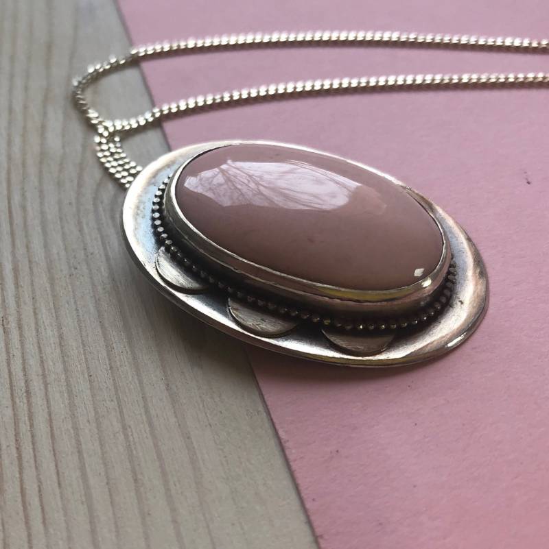 Ovaler Anhänger Aus Geschwärztem Silber Mit Pinkopal An Silberkette, Handgefertigter Ovalem Ovaler Anhänger Aus Geschwärztem Silber Mit Pinkopal An Silberkette, Handgefertigter Ovalem von KundKJewelry