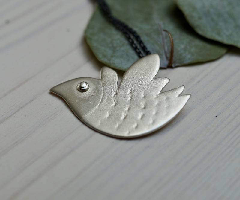 Silberkette Mit Friedenstaube Aus Sterling Silber, Vogel Anhänger Silber Oberflächenstruktur Silberkette Mit Friedenstaube Aus Sterling Silber, Vogel Anhänger Silber Oberflächenstruktur von KundKJewelry