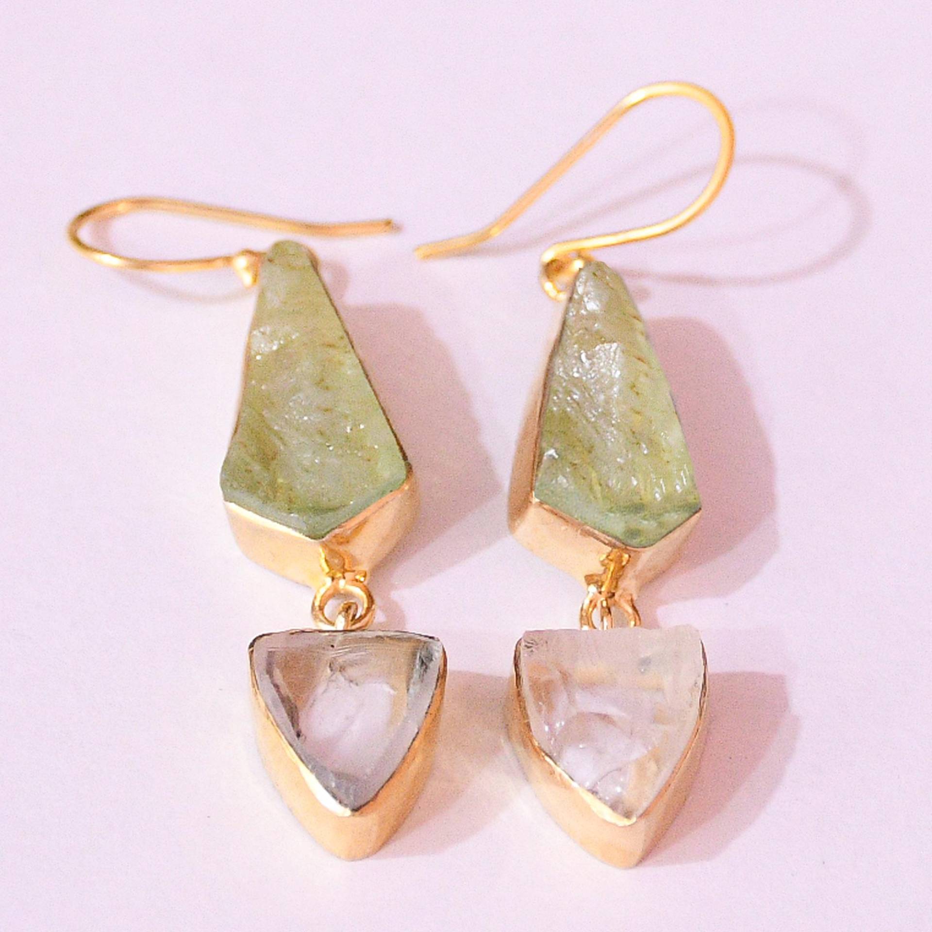 18K Vergoldete Grüner Fluorit Baumeln Ohrringe Roher Kristall Messing Stein von Kundangemsjewelry