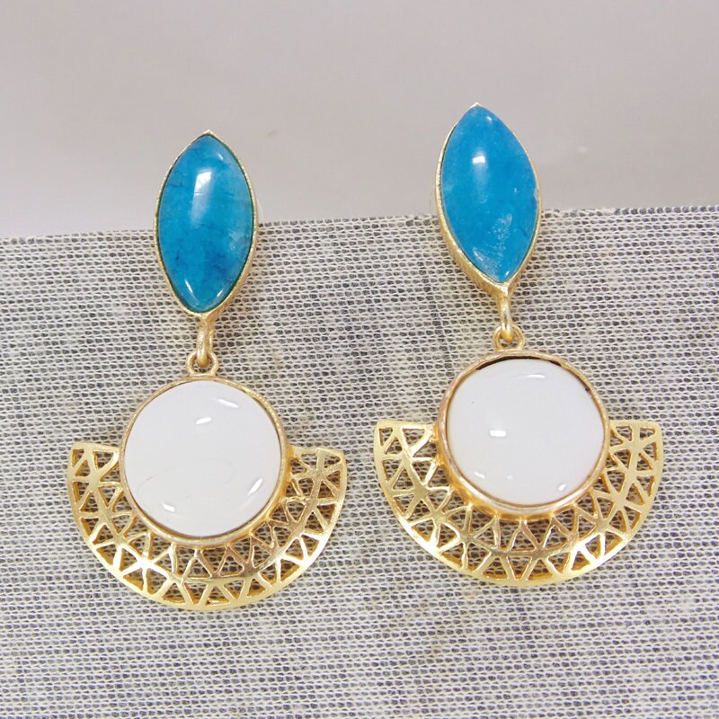 18K Vergoldete Weiße Achat Ohrringe Handgemachte Bezel Set Hängeohrringe von Kundangemsjewelry