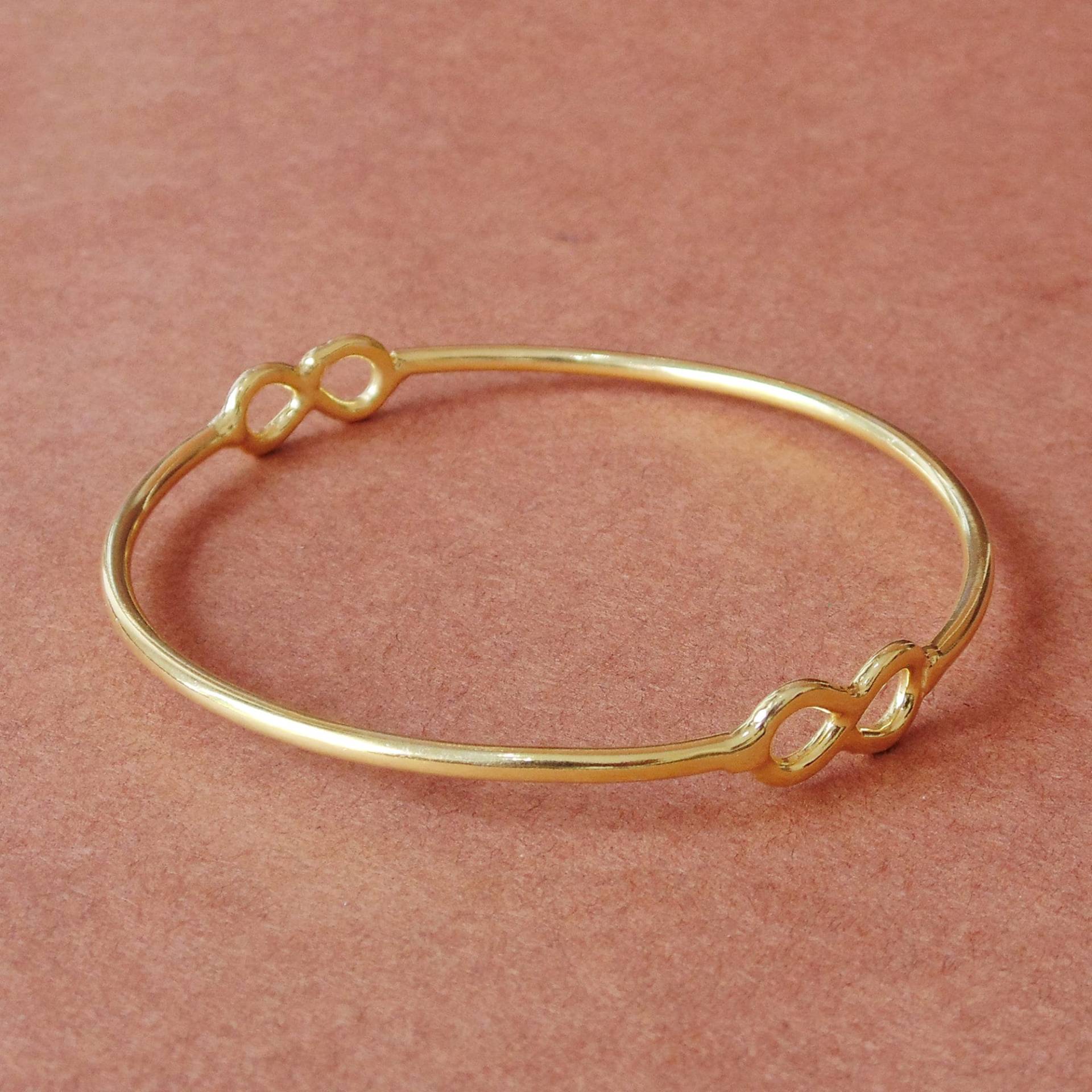 18K Vergoldeter Infinity Armreif Moderner Armreif Aus Messing von Kundangemsjewelry