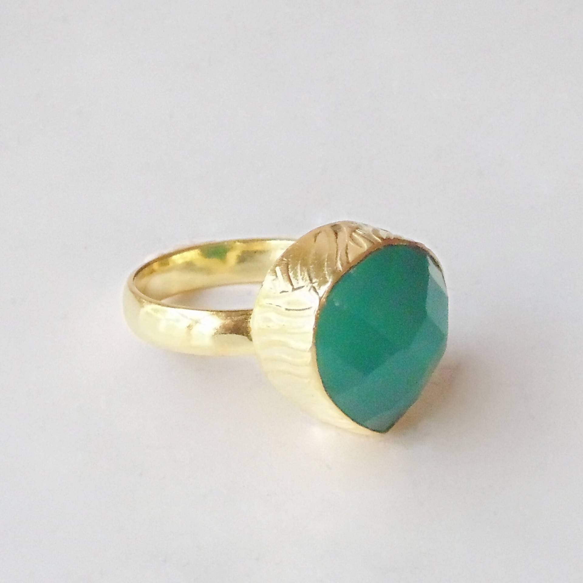 Birnengrüner Onyx Ring 18K Vergoldet Mai Geburtsstein von Kundangemsjewelry