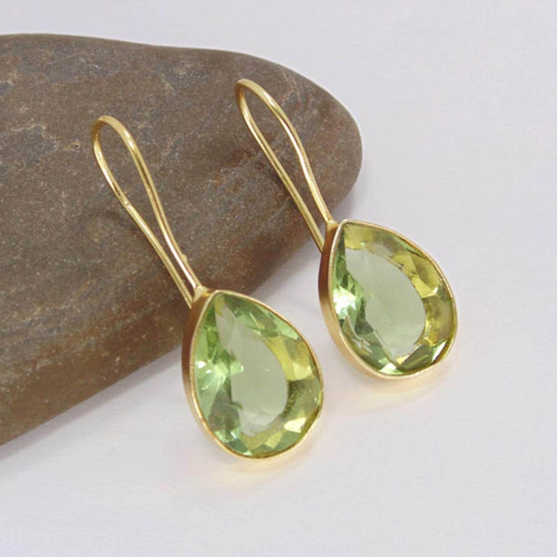 Grün Amethyst Teardrop Ohrringe 18K Gold Plated Bezel Set von Kundangemsjewelry