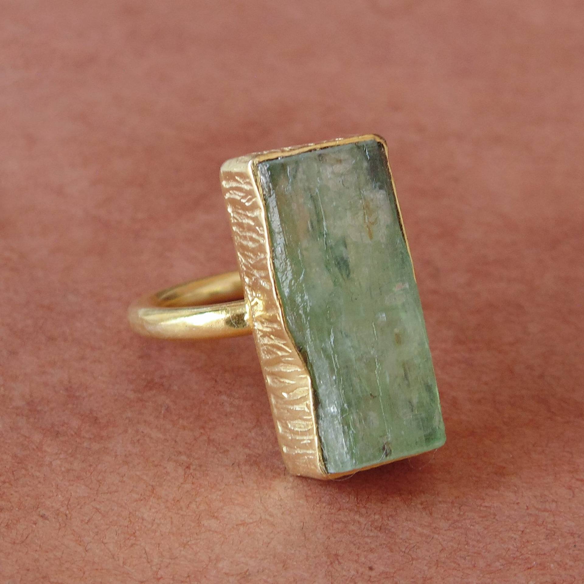 Handgefertigt Grün Kyanit Ring Vergoldete Messing Lünette Set von Kundangemsjewelry