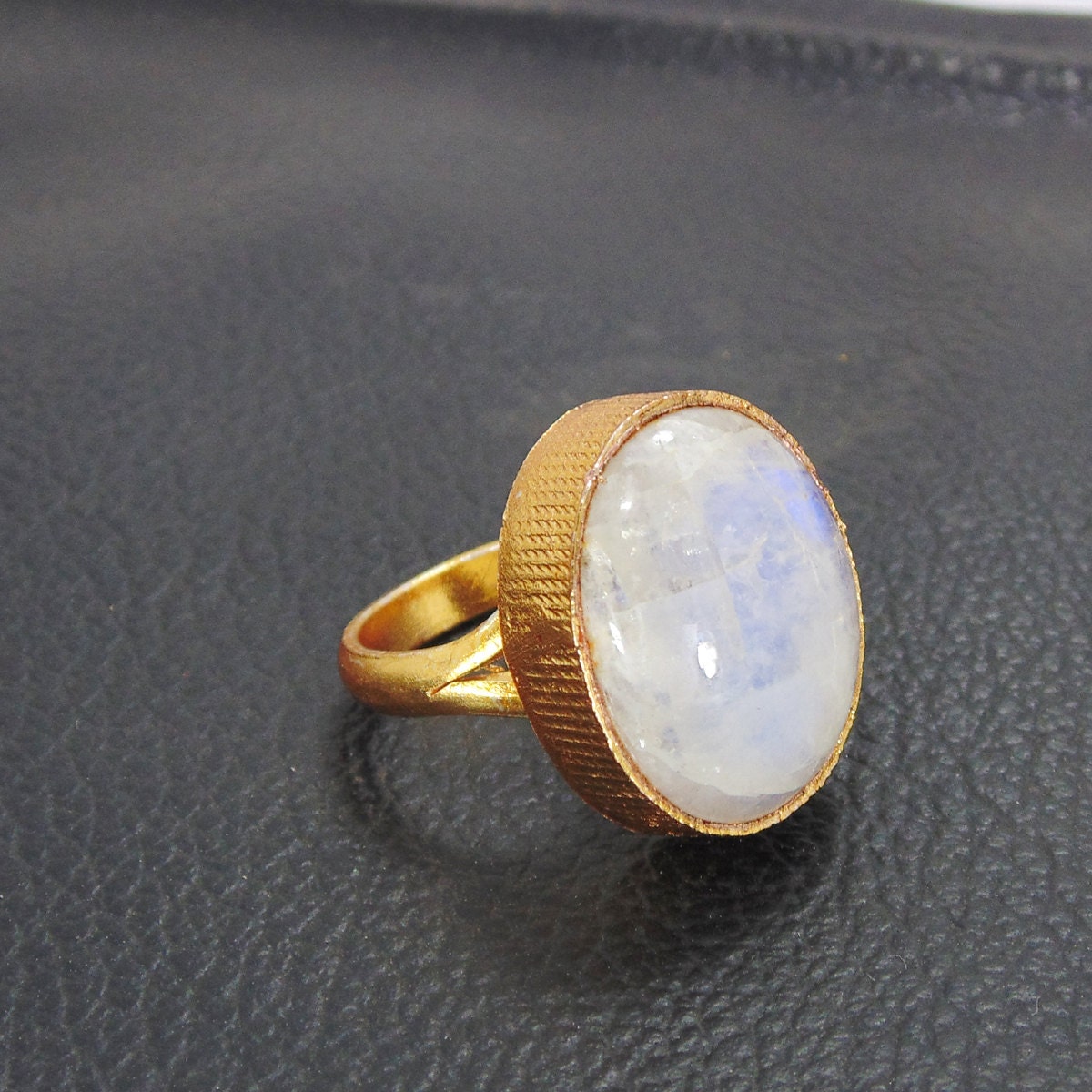 Handgemachte 18K Vergoldet Ring, Oval Regenbogen Mondstein Statement Ring von Kundangemsjewelry