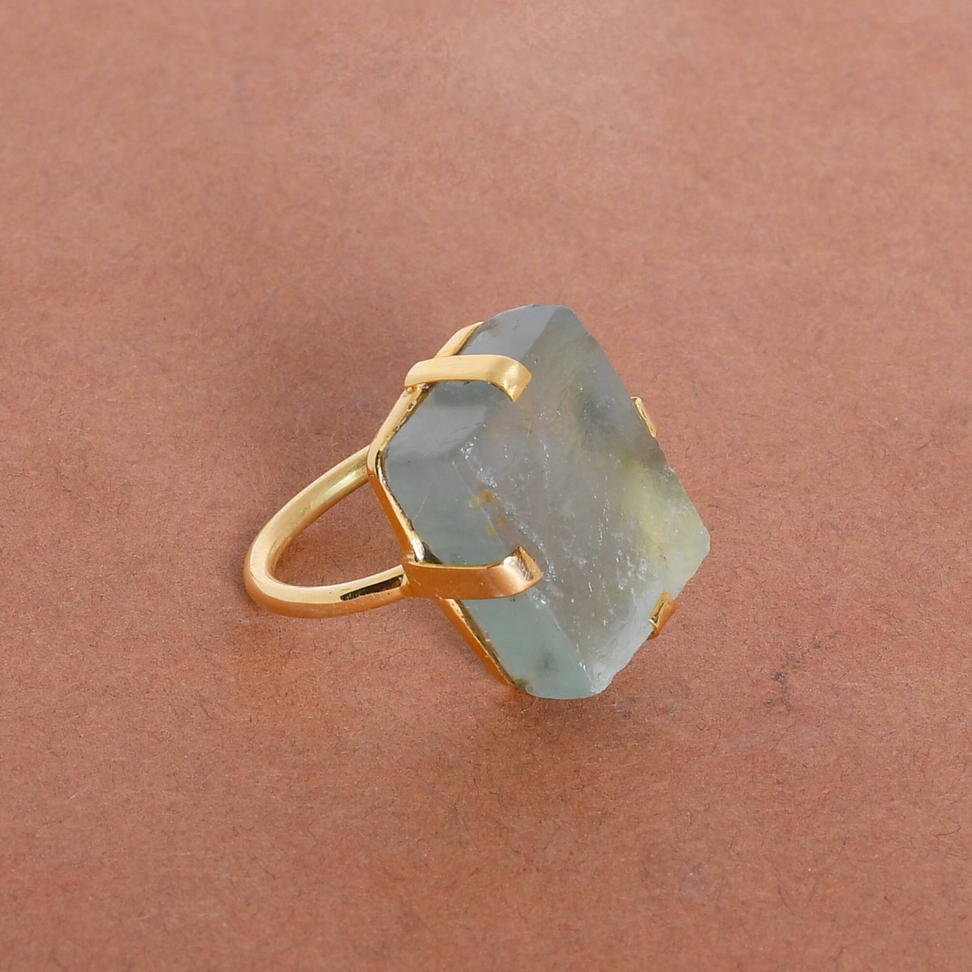 Handgefertigter Grüner Fluorit Ring 18K Vergoldeter Messing Solitär von Kundangemsjewelry