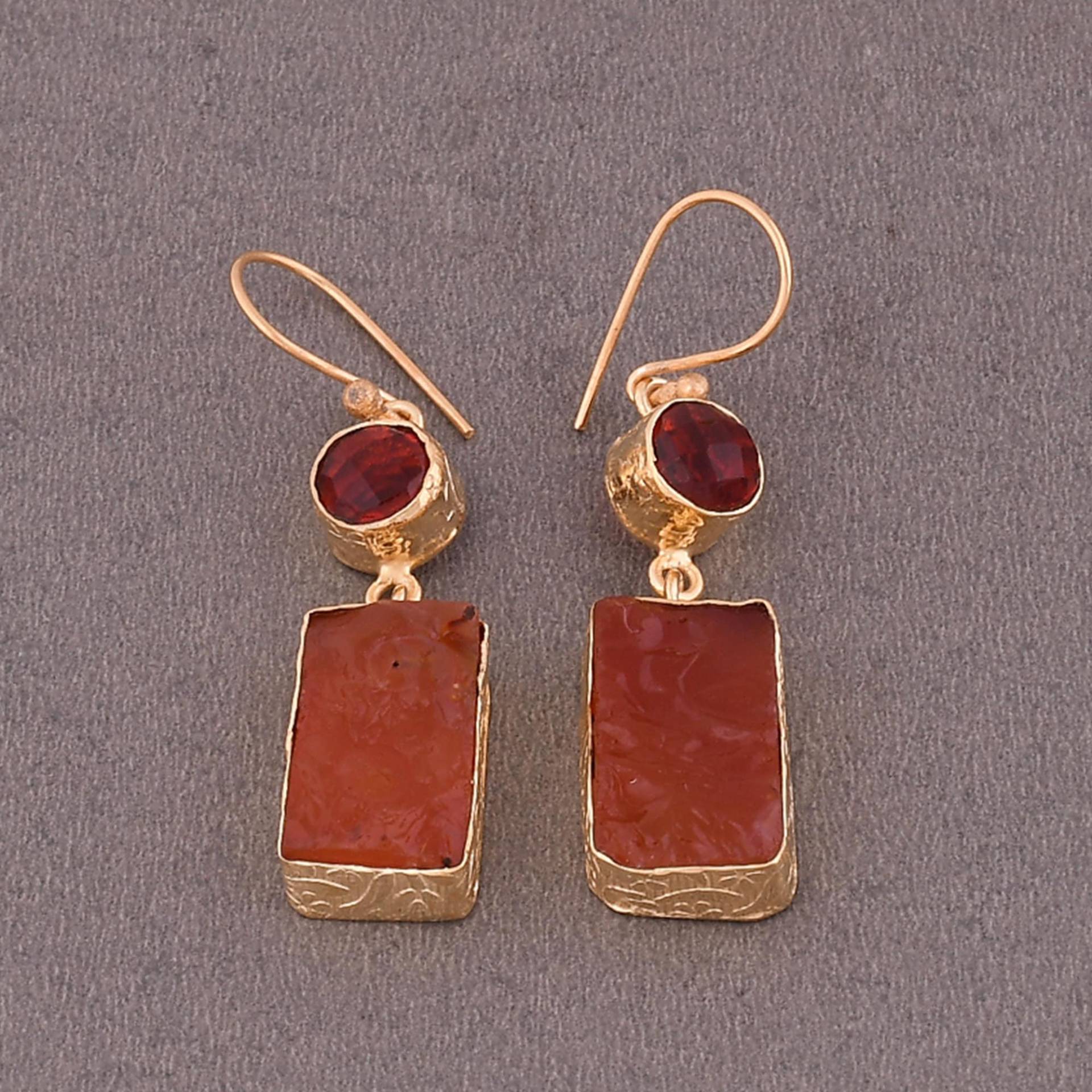 Handgemachte Karneol & Granat Ohrringe Vergoldete Messing Ohrringe von Kundangemsjewelry