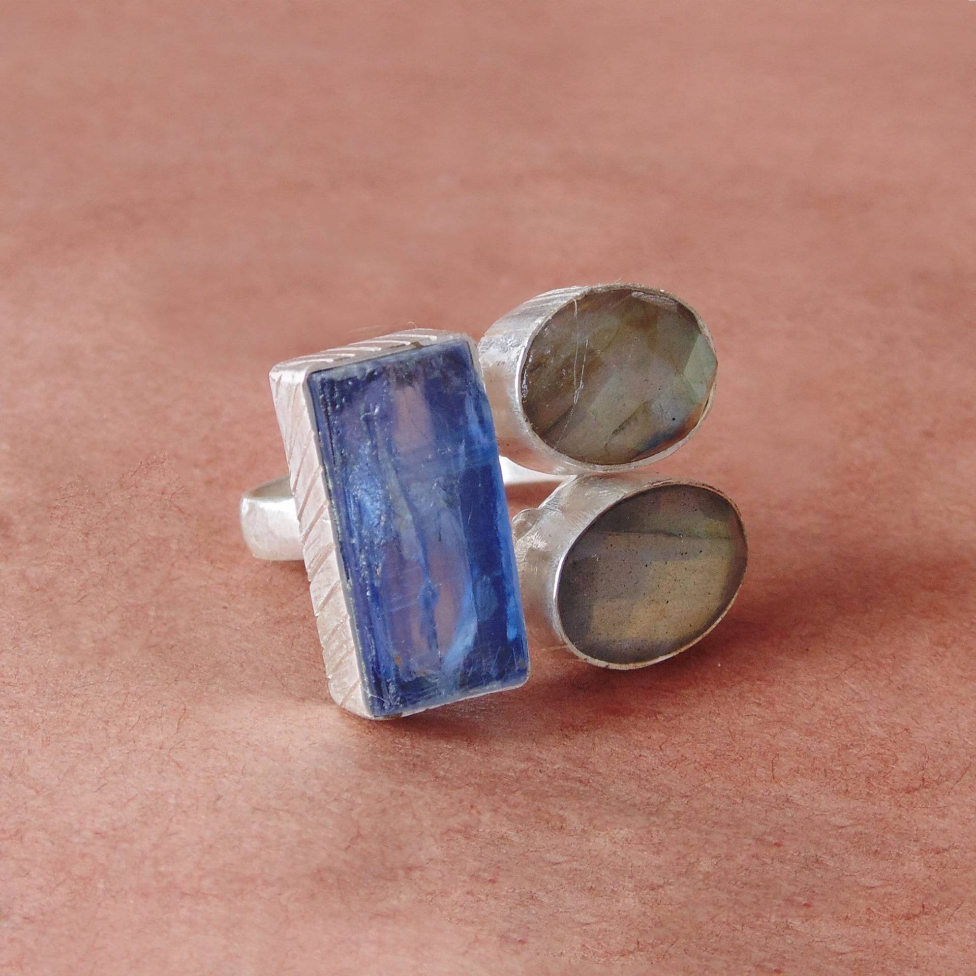 Handgemachter Labradorit & Kyanit Ring Messing Rhodiniert, Verstellbar von Kundangemsjewelry
