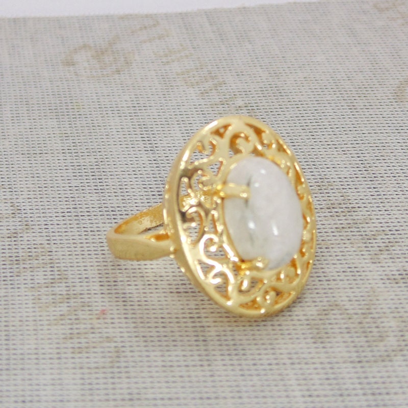 Handgemachte Oval Regenbogen Mondstein Ring - 18K Vergoldet Filigran von Kundangemsjewelry