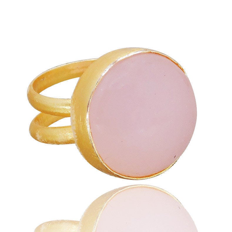 Handgemachter Rosenquarz Ring 18K Vergoldetes Messing, Rundes Cabochon von Kundangemsjewelry