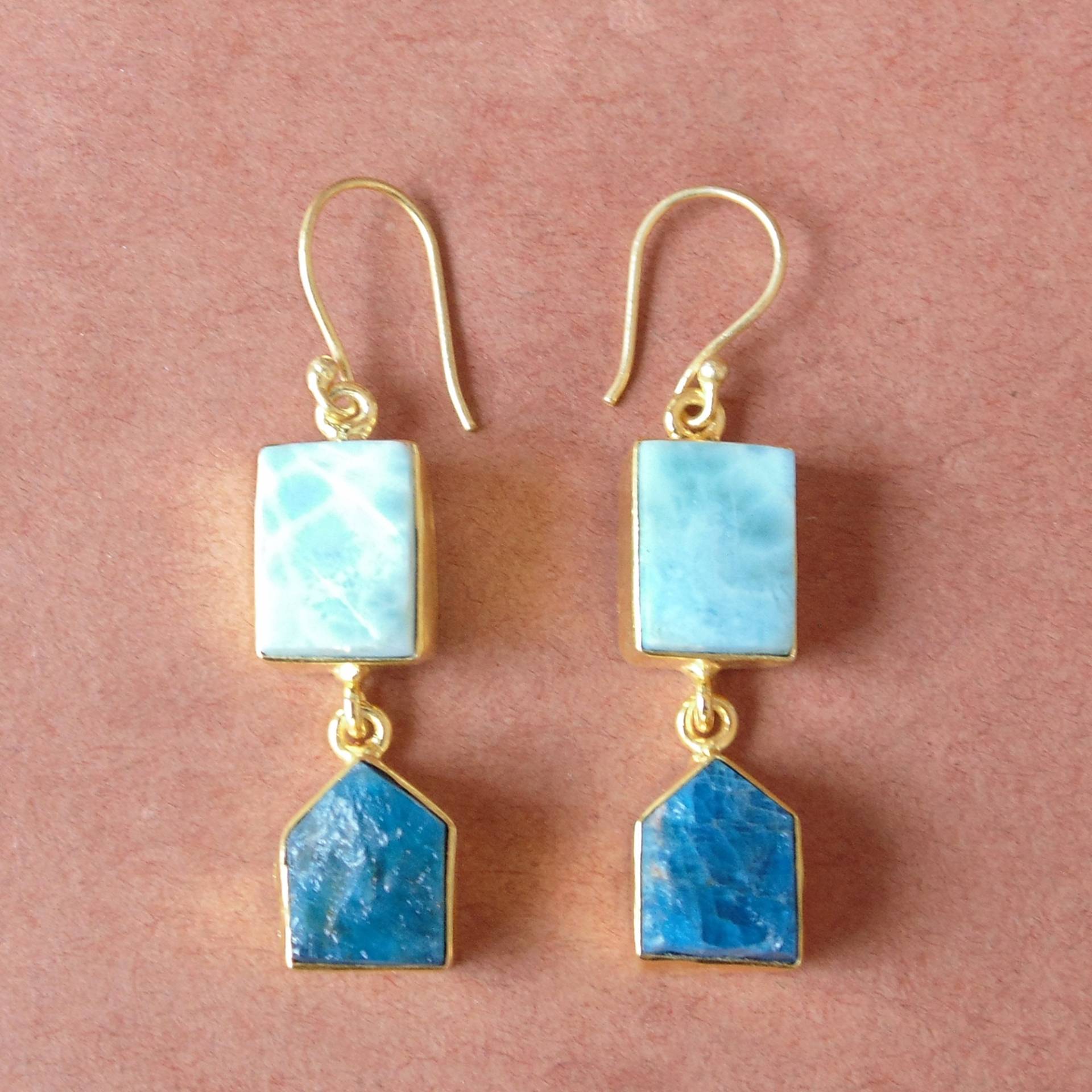 Echte Larimar Und Blaue Apatit Edelstein Lünette Set Designer Ohrringe von Kundangemsjewelry