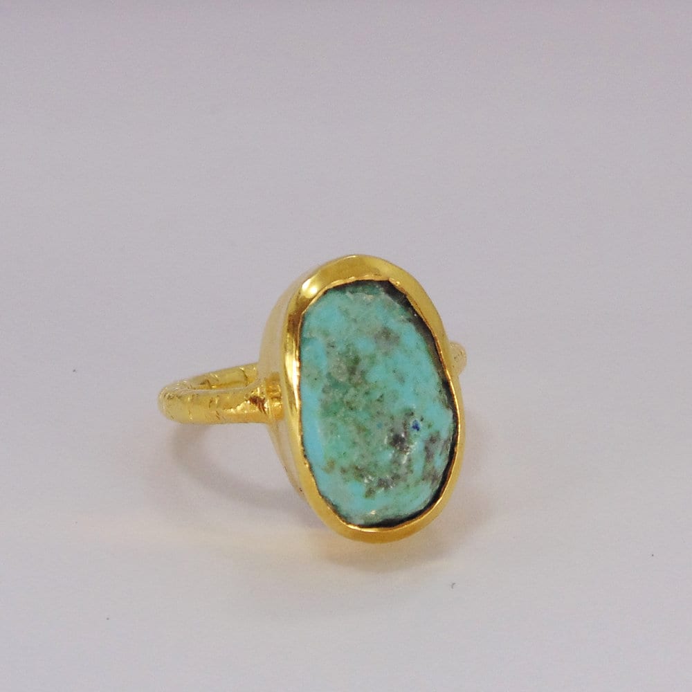Natürlicher Arizona Türkis Ring Gehämmerter Vergoldeter Lünette Ring von Kundangemsjewelry