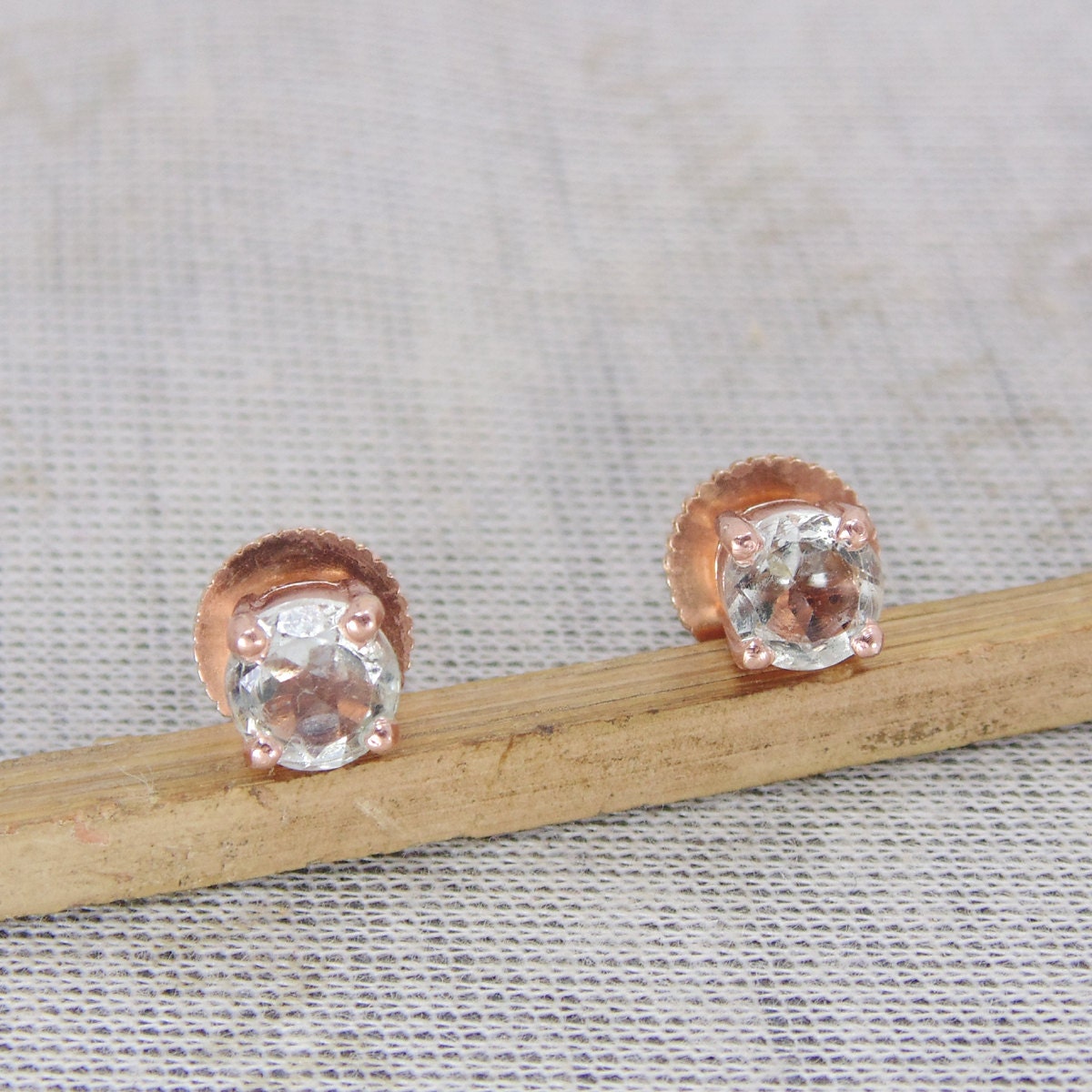 Prong Set Grüner Amethyst Geburtsstein Kleine Ohrstecker Ohrringe Aus 18K Rosegold Vergoldet von Kundangemsjewelry