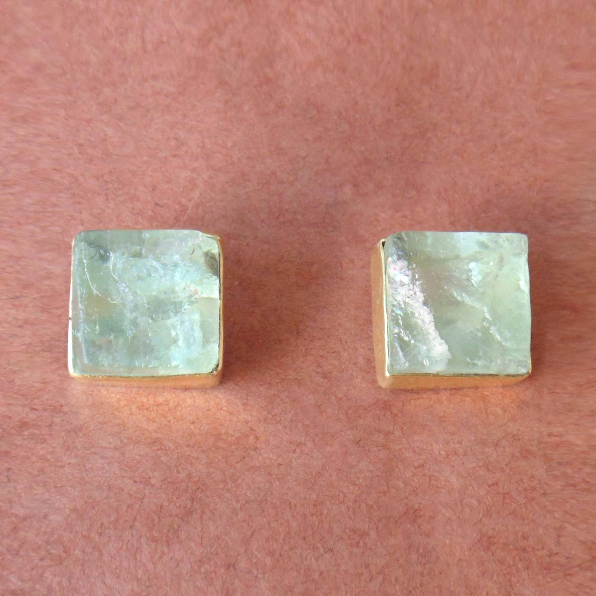 Roher Fluorit Ohrstecker Vergoldetes Messing, Bezel Set von Kundangemsjewelry