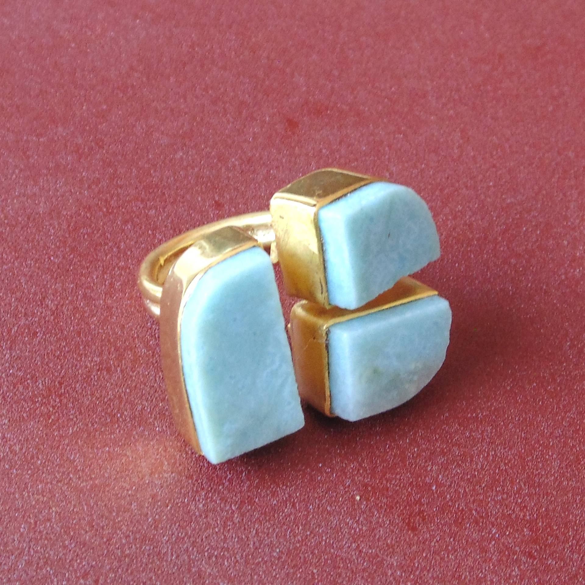 Roher Larimar Ring Gold Vermeil Einstellbar Statement Ring von Kundangemsjewelry