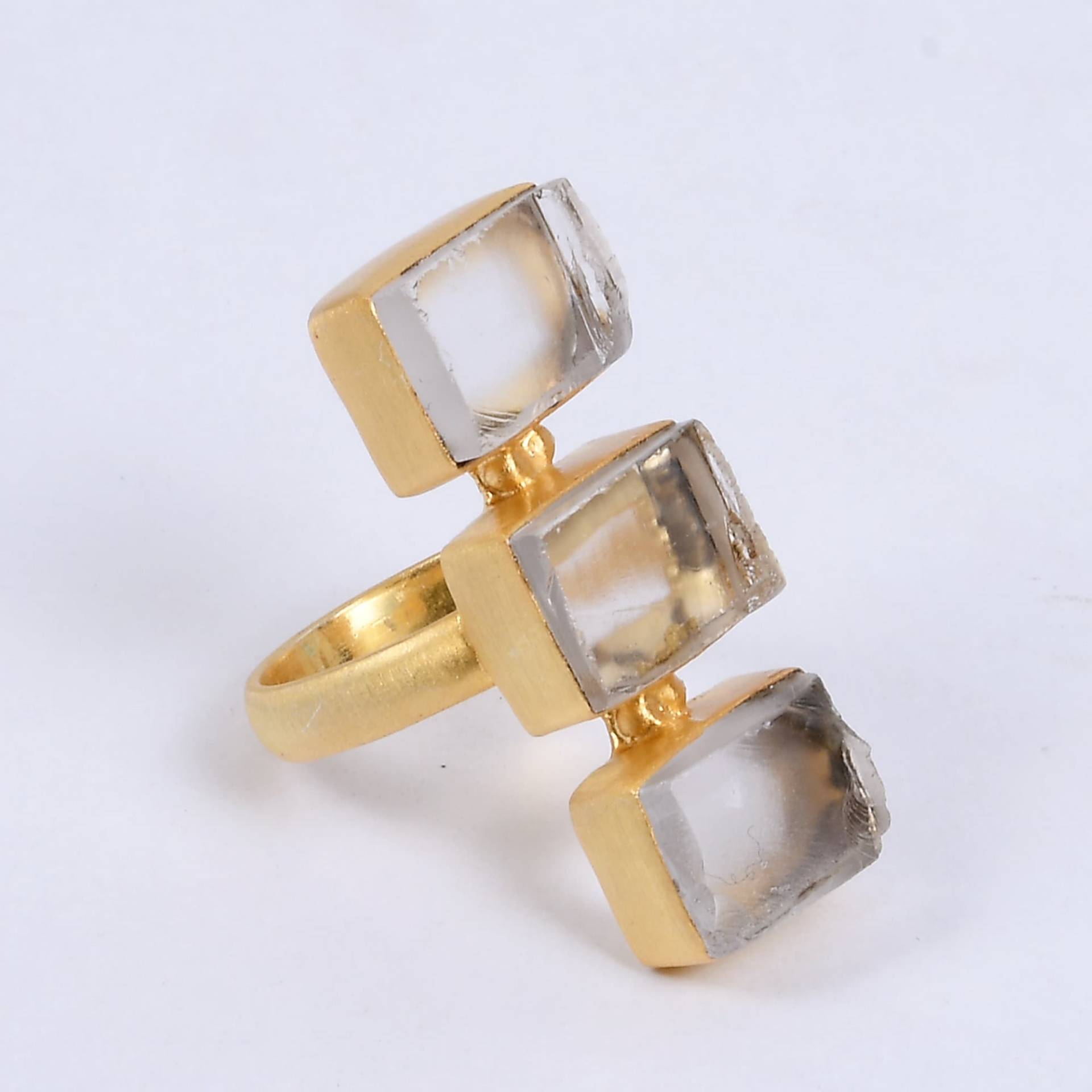 Roher Quarz Ring 22K Vergoldeter Drei-stein-statement-Ring von Kundangemsjewelry