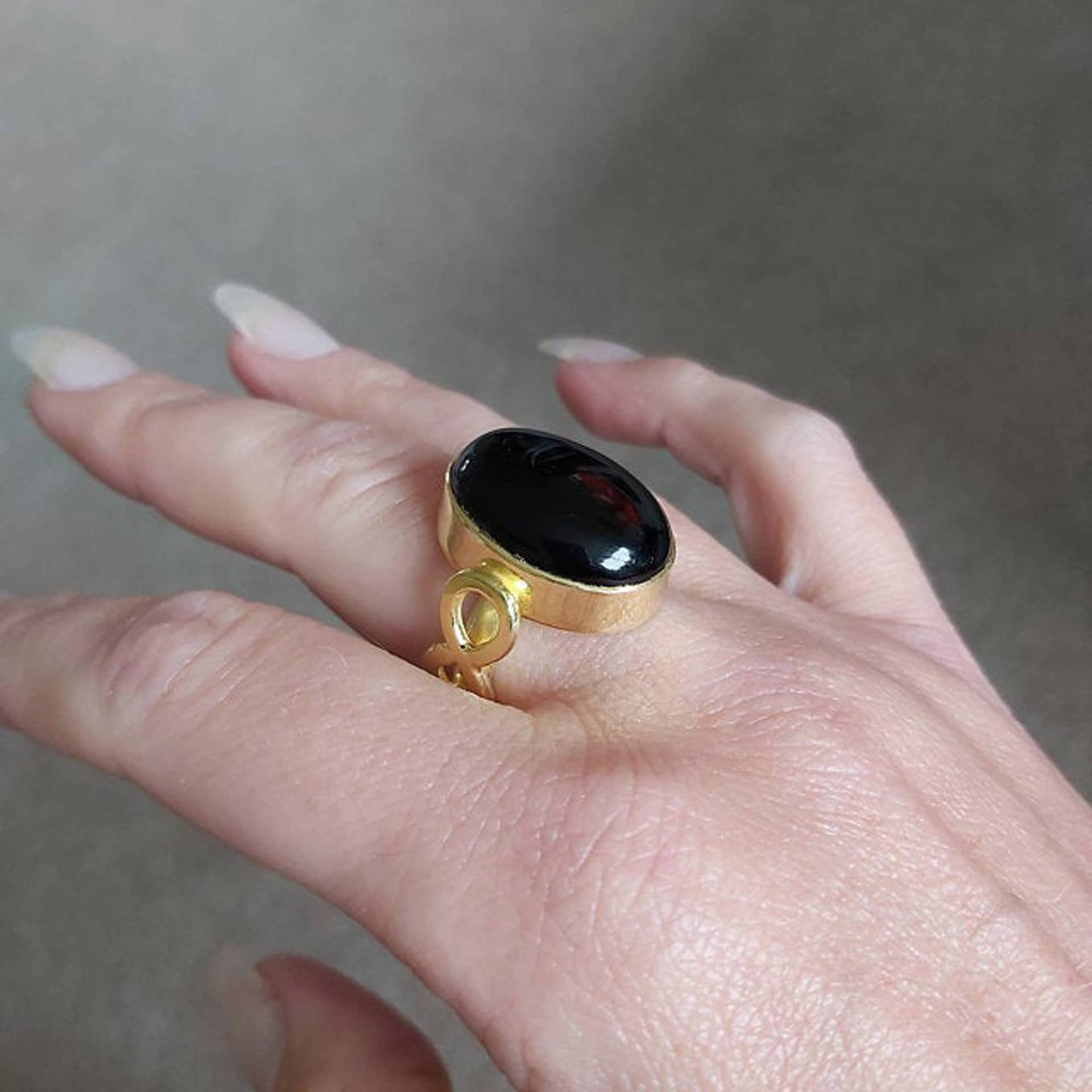 Schwarzer Onyx Ring 18K Vergoldete Messingfassung Statement Ring von Kundangemsjewelry