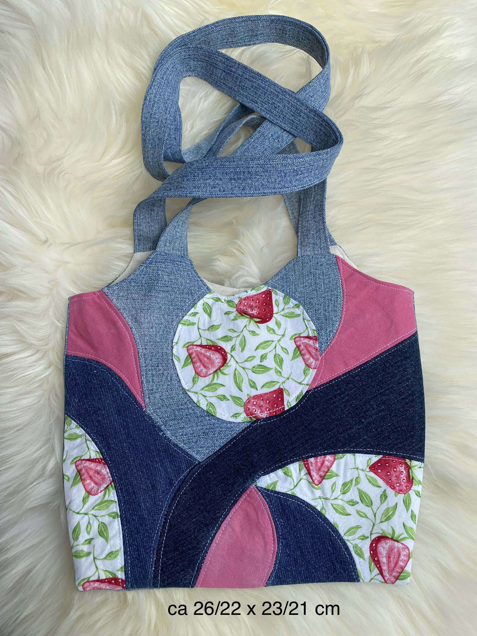 Umhängetasche in Patchwork Mit Fruchtigen Erdbeeren von KunstGabiGoebbels