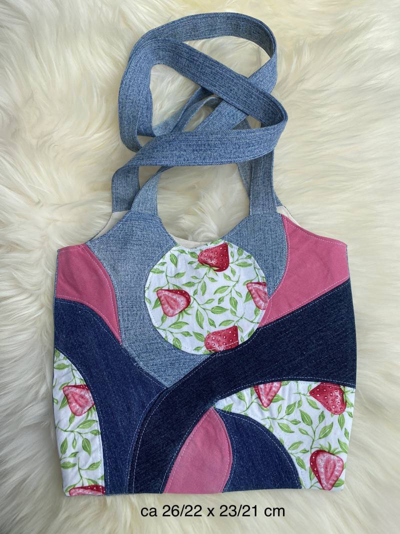 Umhängetasche in Patchwork Mit Fruchtigen Erdbeeren Umhängetasche in Patchwork Mit Fruchtigen Erdbeeren von KunstGabiGoebbels
