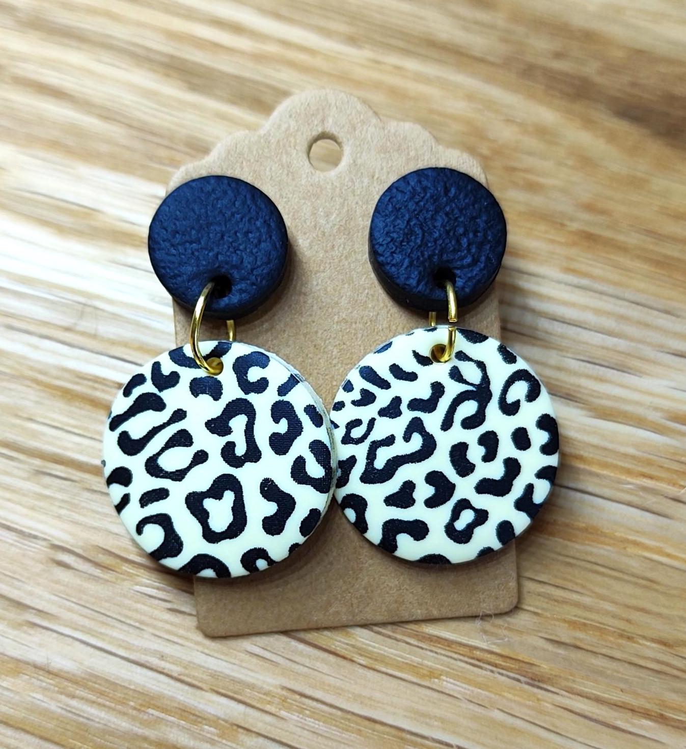 Leopardenmuster Ohrringe Aus Polymer Clay - Statement Ohrstecker Schwarz & Vanillefarben | Handgemacht, Leicht, Modern Tierprint Schmuck Leopardenmuster Ohrringe Aus Polymer Clay - Statement Ohrstecker Schwarz & Vanillefarben | Handgemacht, Leicht, Modern Tierprint Schmuck von KunstLaserkatze