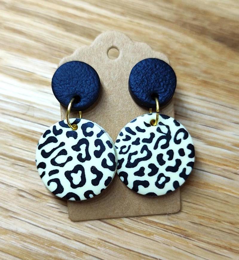 Leopardenmuster Ohrringe Aus Polymer Clay - Statement Ohrstecker Schwarz & Vanillefarben | Handgemacht, Leicht, Modern Tierprint Schmuck Leopardenmuster Ohrringe Aus Polymer Clay - Statement Ohrstecker Schwarz & Vanillefarben | Handgemacht, Leicht, Modern Tierprint Schmuck von KunstLaserkatze