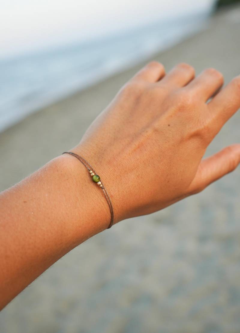 Armband "Maika" Edelstein Grün Meer Strand Sommer Natur Makramee Boho Schmuck Filigran Messing Sonne Hippie Bohemian Erde Gold Earthy von KunstUndMunter