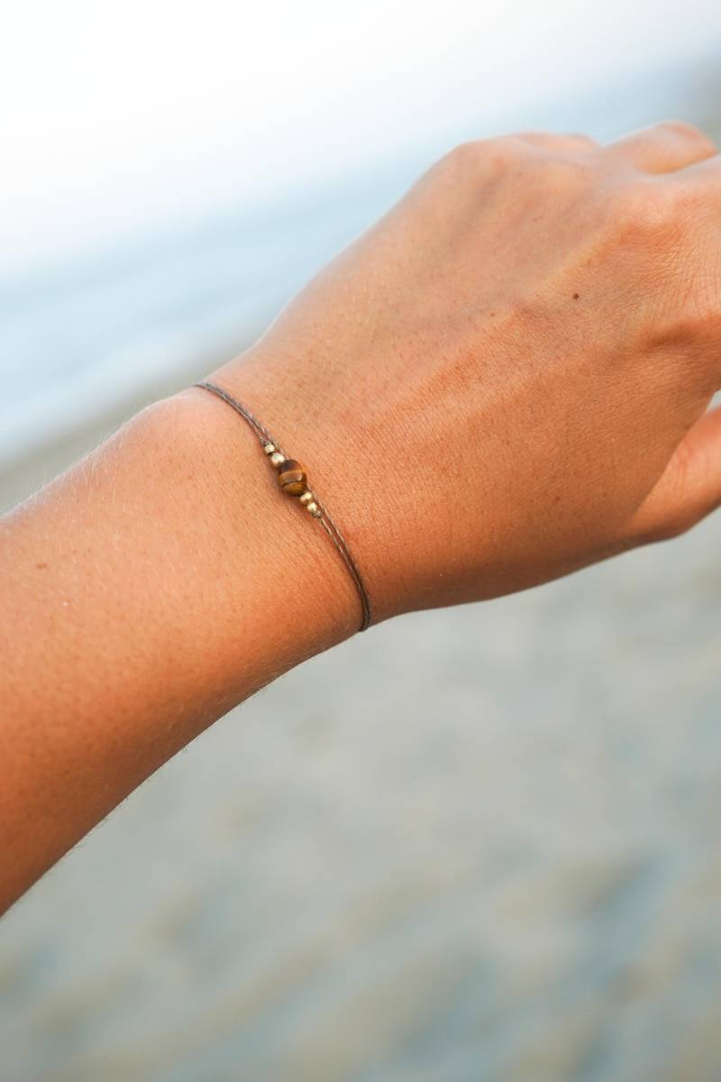 Armband "Minoa" Tigerauge Edelstein Braun Meer Strand Sommer Makramee Boho Schmuck Filigran Messing Sonne Hippie Bohemian Gold Earthy Natur von KunstUndMunter
