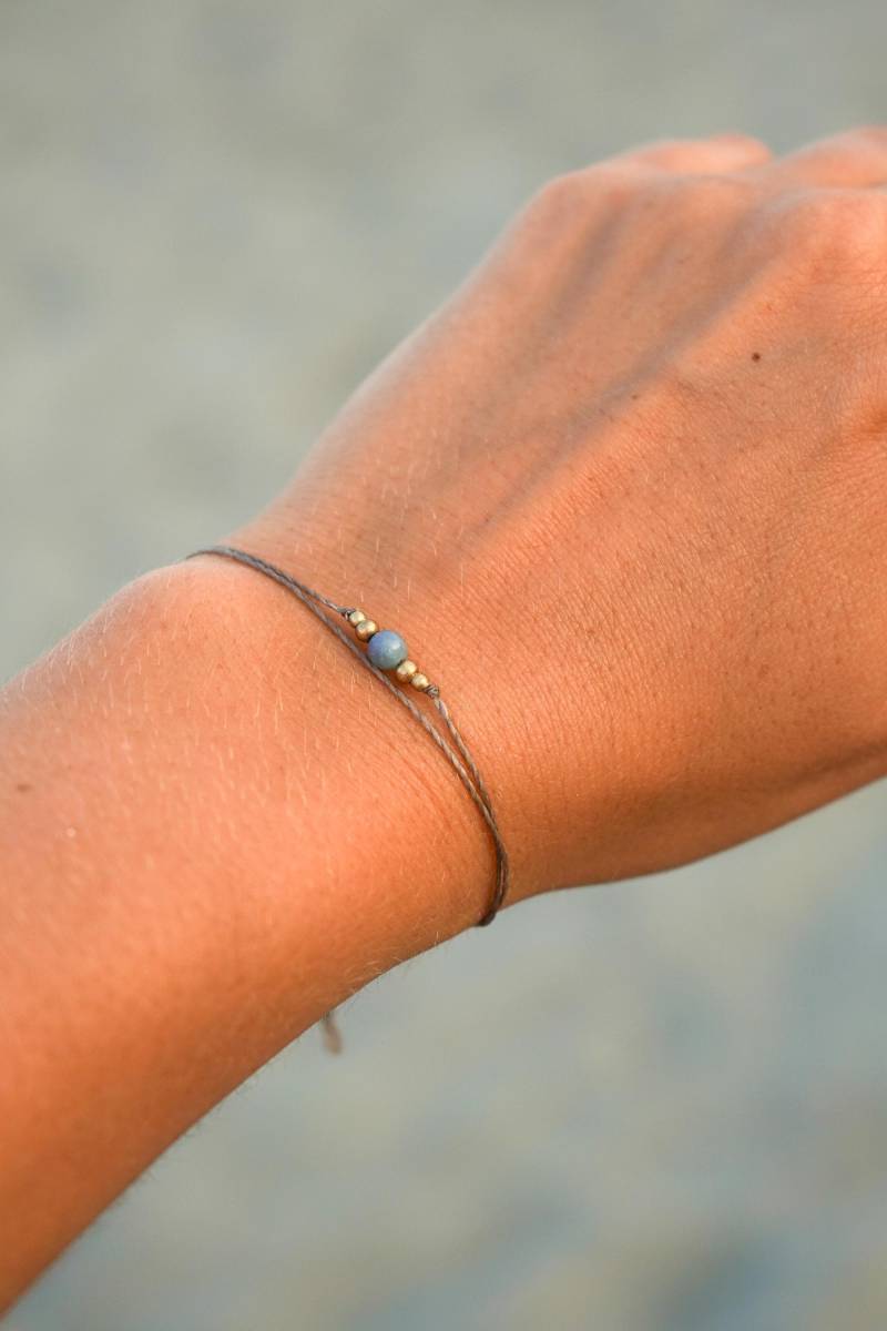 Armband "Navea" Edelstein Blau Meer Strand Sommer Makramee Boho Schmuck Filigran Messing Sonne Hippie Bohemian Geschenk Gold Earthy Natur von KunstUndMunter
