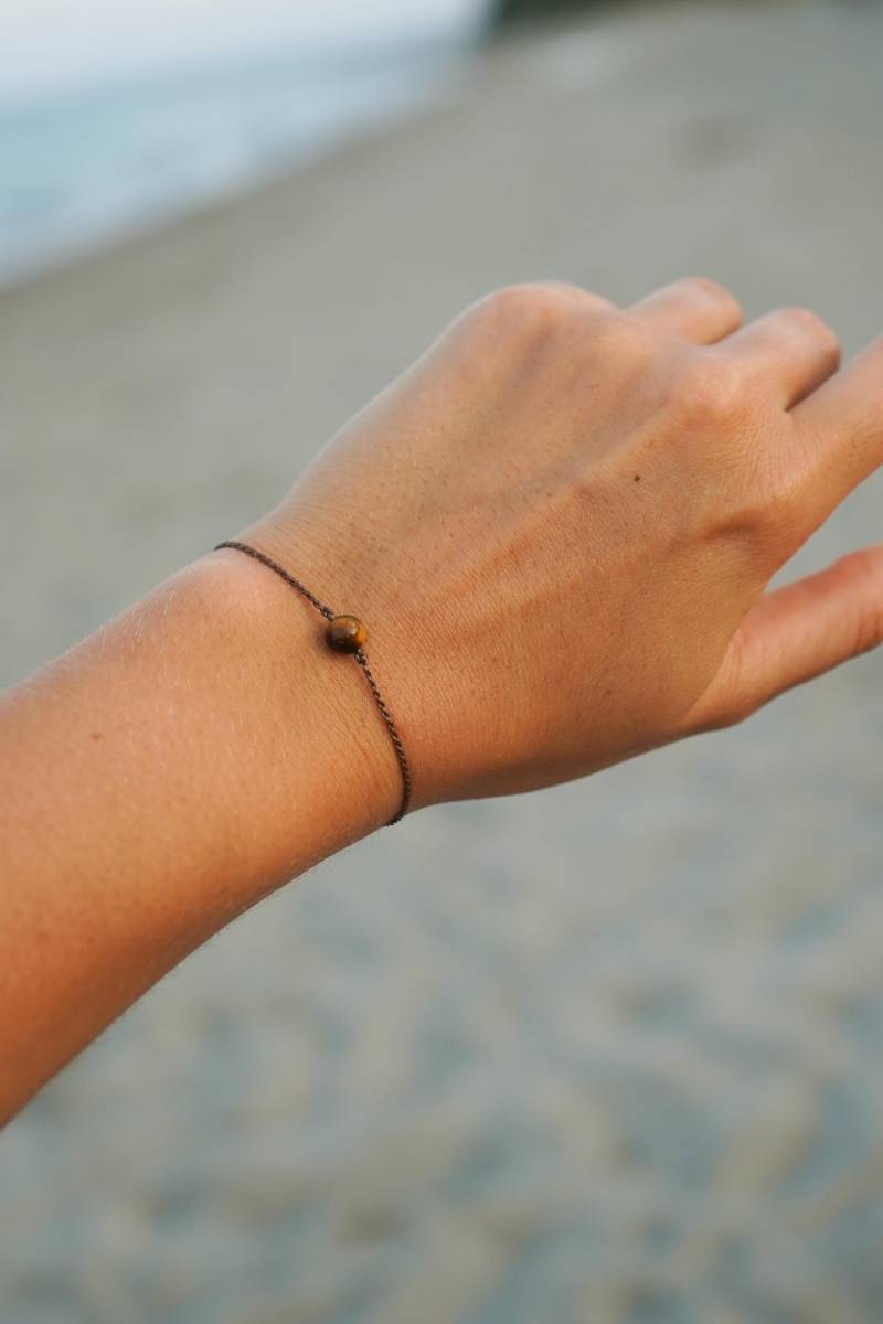 Armband "Selai" Tigerauge Unisex Braun Welle Makramee Boho Schmuck Filigran Messing Sonne Kordel Bohemian Geschenk Sommer Meer von KunstUndMunter