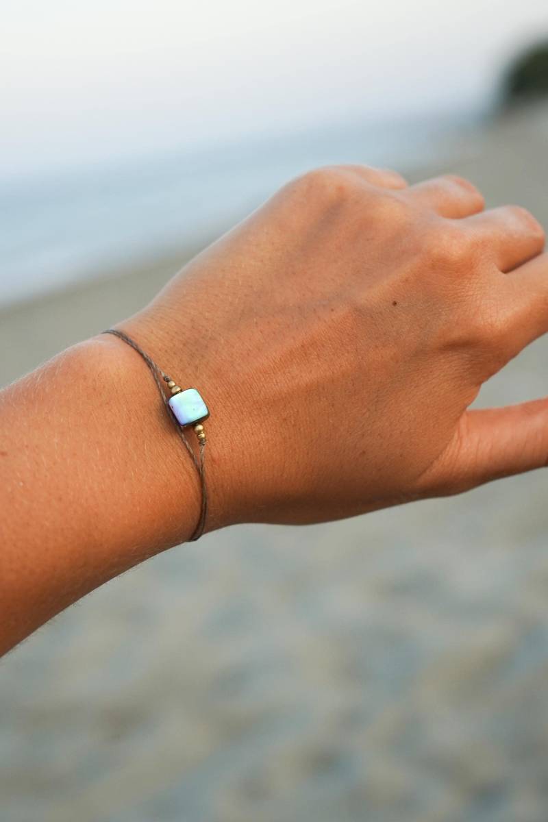 Armband "Sirena" Abalone Perlmutt Blau Grün Welle Makramee Boho Schmuck Filigran Messing Sonne Hippie Bohemian Geschenk Gold Sommer Meer von KunstUndMunter