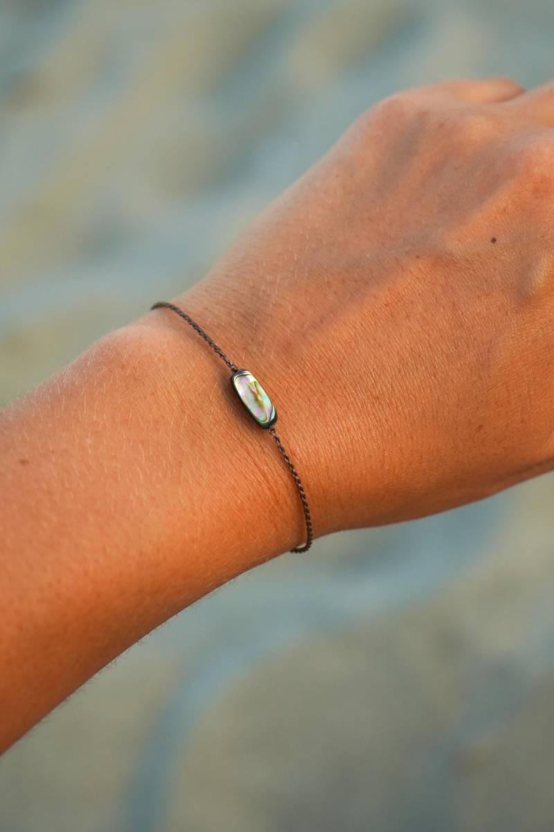 Armband "Soreya" Abalone Perlmutt Blau Grün Welle Makramee Boho Schmuck Filigran Messing Sonne Kordel Bohemian Geschenk Gold Sommer Meer von KunstUndMunter