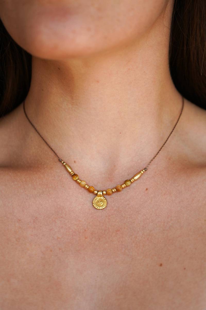 Kette "Manila" Edelstein Gold Boho Halskette Filigran Orange Warm Messing Sonne Unisex Makramee Earthy Sommer Bohemian Geschenk Geschenkidee von KunstUndMunter