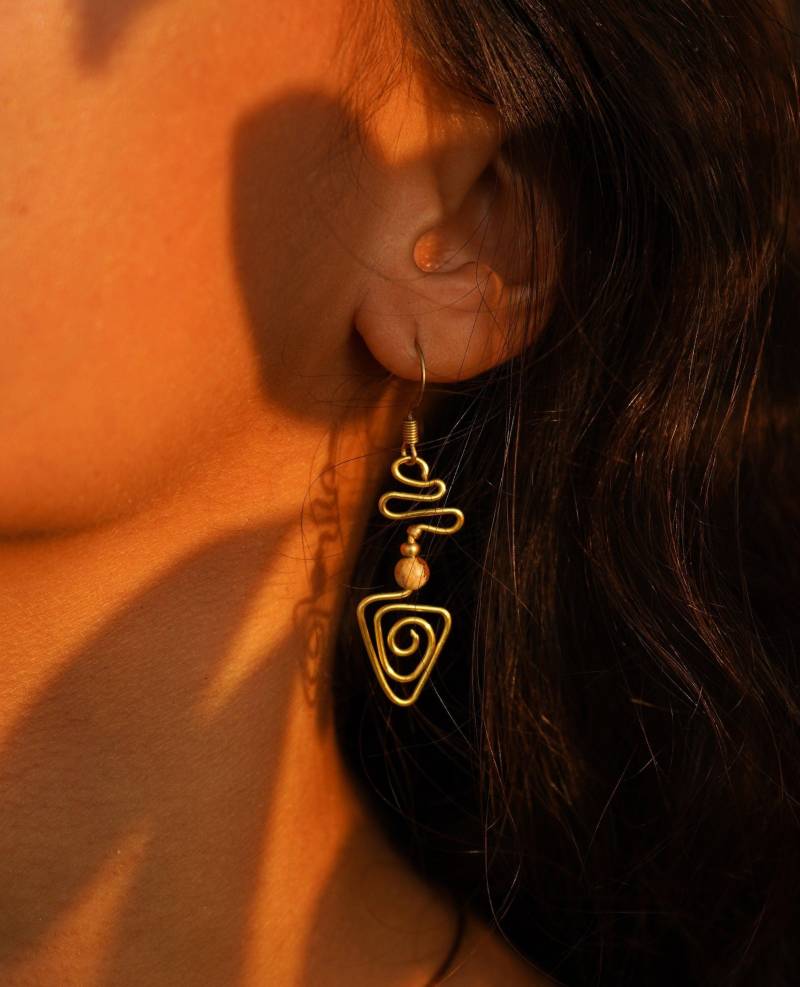 Ohrringe "Alyna" Boho Filigran Jaspis Spirale Messing Draht Fein Ohrhänger Sonne Mond Unisex Hippie Makramee Gold Bohemian Geschenk Festival von KunstUndMunter