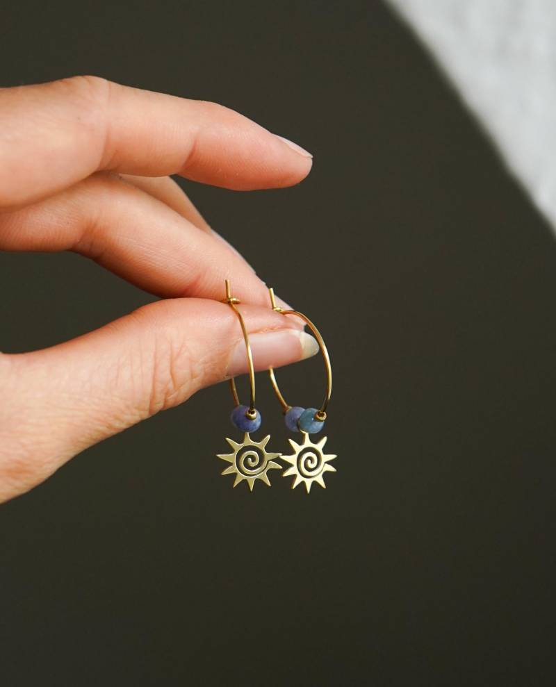 Ohrringe "Manua" Boho Edelstein Blau Aventurin Filigran 15mm Paar Messing Rohmessing Ohrhänger Sonne Mond Hippie Makramee Gold von KunstUndMunter