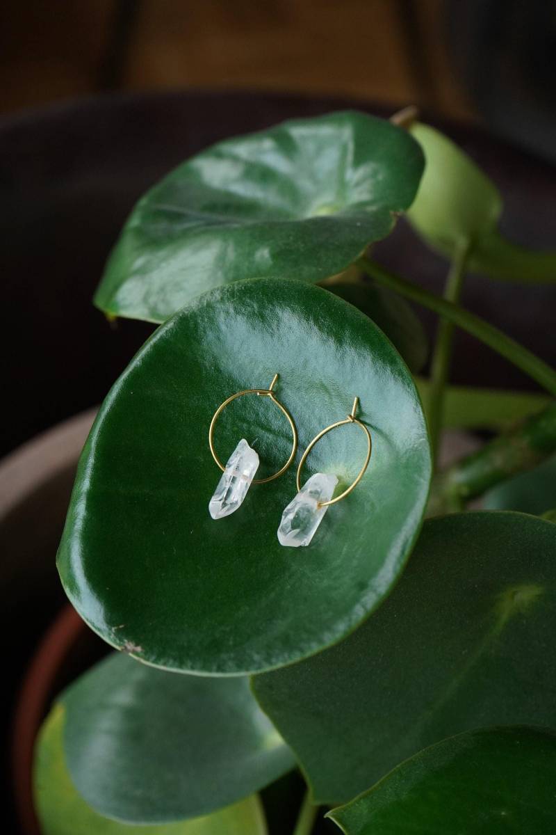 Ohrringe "Moyena" Bergkristall Edelstein Boho Kreolen Filigran Messing Rohmessing Ohrhänger Sonne Mond Unisex Hippie Makramee Gold von KunstUndMunter