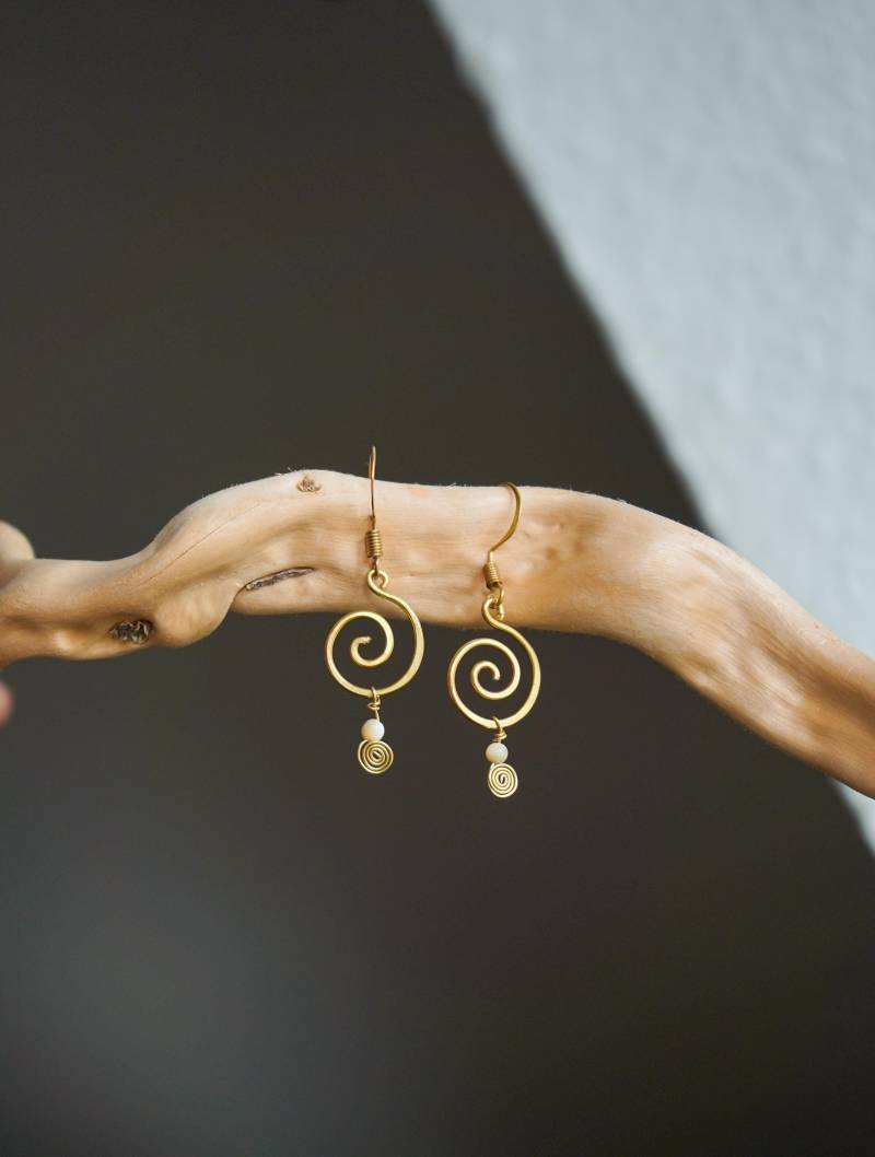 Ohrringe "Oahu" Perlmutt Boho Filigran Spirale Messing Ohrhänger Sonne Mond Unisex Hippie Makramee Gold Bohemian Geschenk Festival von KunstUndMunter
