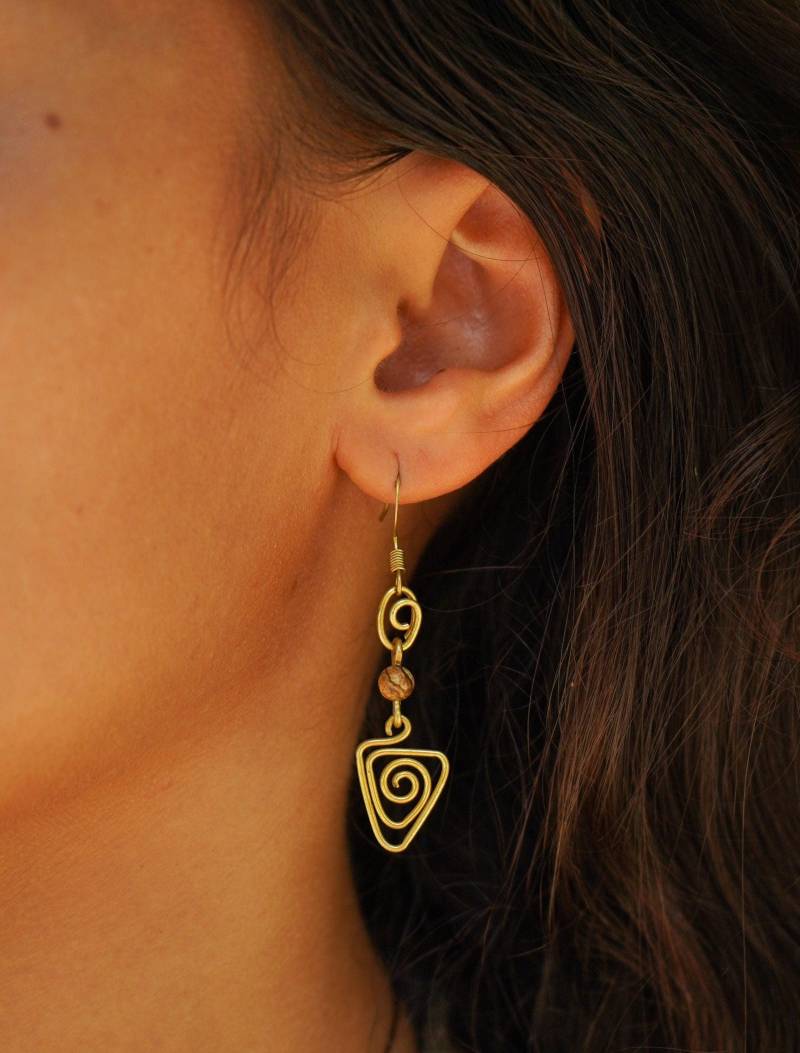 Ohrringe "Selyna" Boho Edelstein Jaspis Filigran Messing Rohmessing Ohrhänger Spirale Sonne Unisex Hippie Makramee Gold von KunstUndMunter