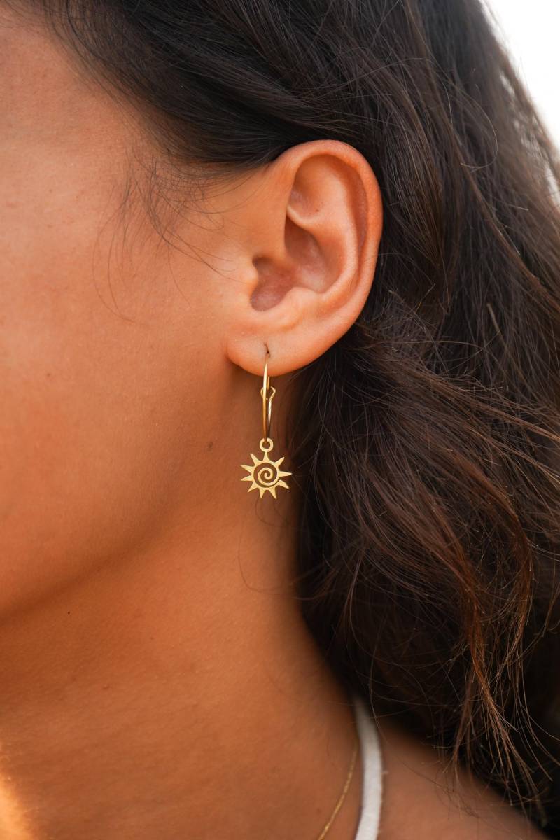 Ohrringe "Sumatra" Boho Filigran Messing Sonne Spirale Rohmessing Ohrhänger Unisex Hippie Makramee Gold Festival Geschenk Kreolen von KunstUndMunter