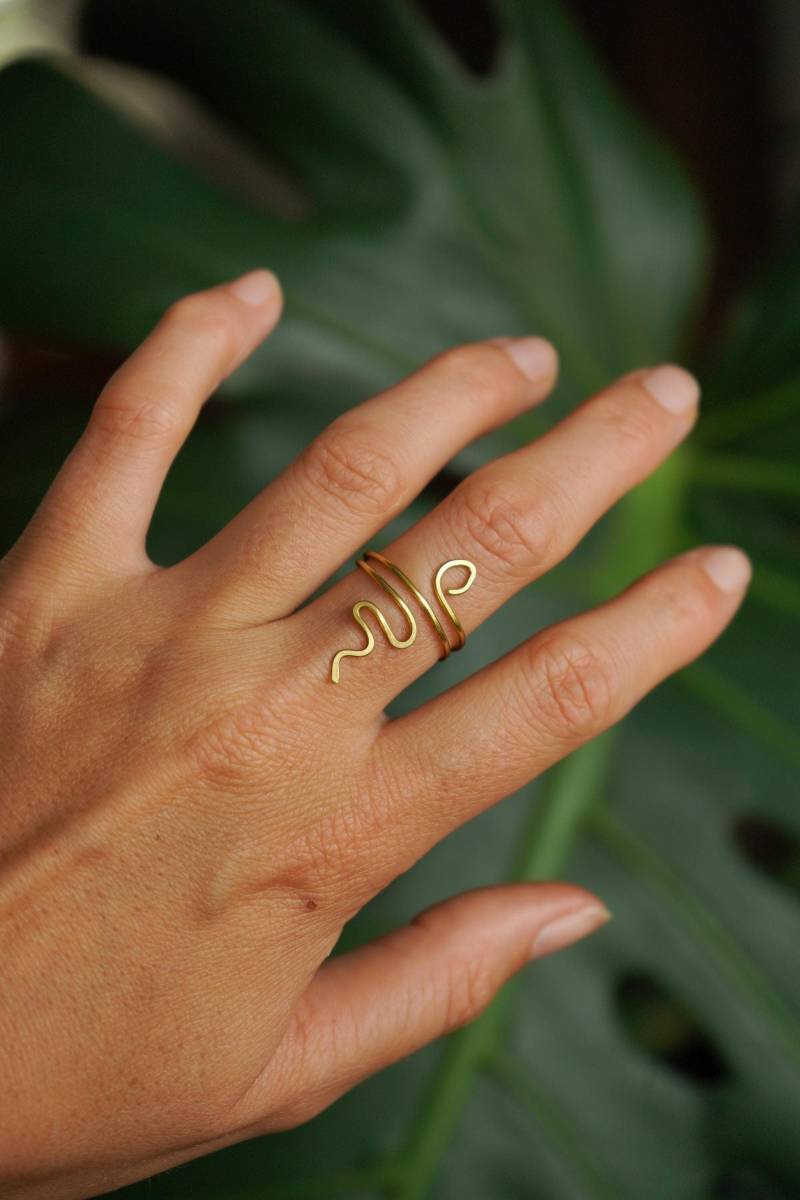 Ring "Snavia" Schlange Unisex Verstellbar Messing Dynamik Boho Hippie Filigran Draht Handgemacht Fingerring Festival Bohemian Schmuck von KunstUndMunter
