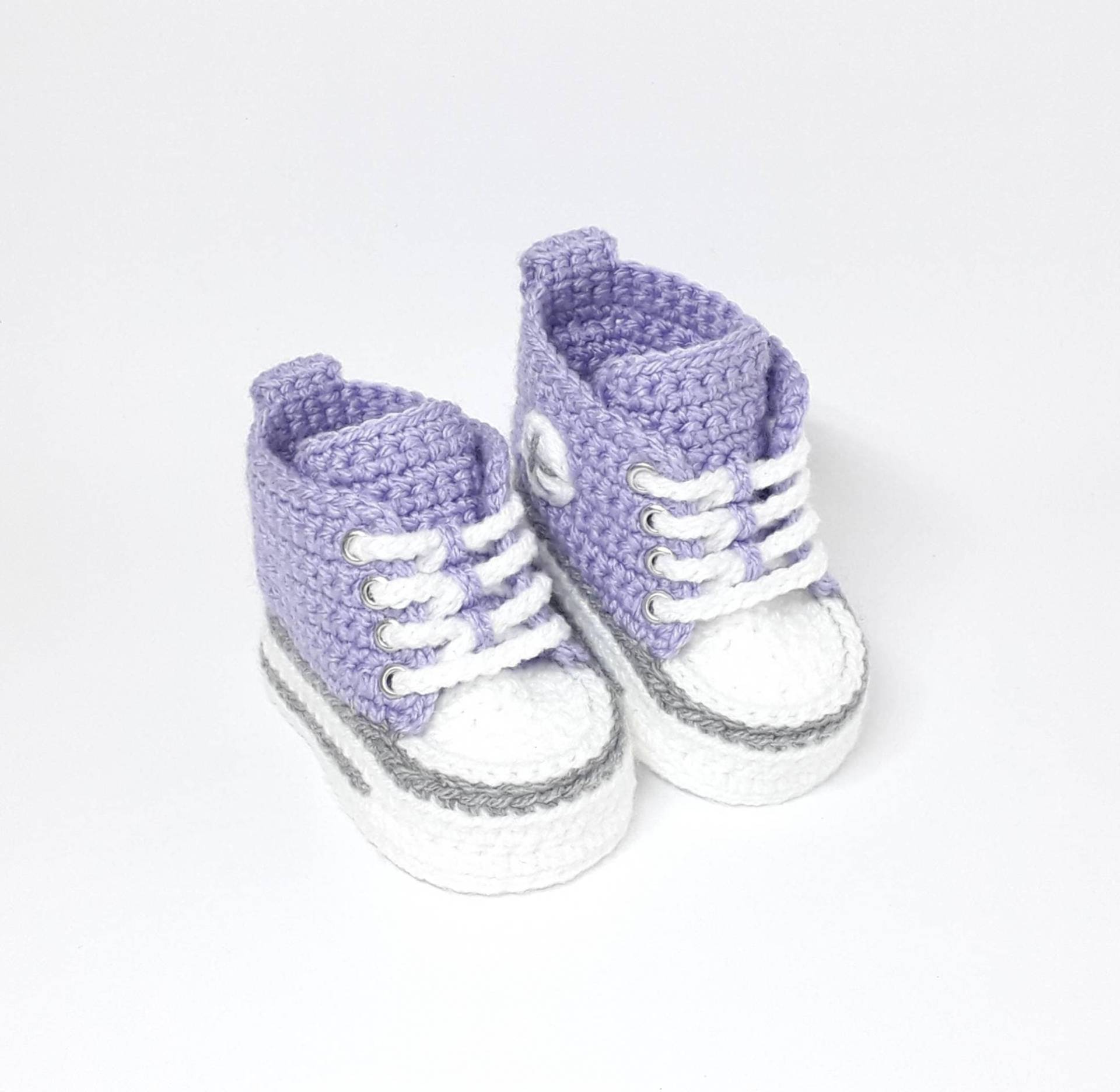 Flieder-Lila Babyschuhe Gehäkelt Gehäkelte Baby Sneakers | Turnschuhe, Sportschuhe, Häkelschuhe Mit Ösenschnürung Für Mädchen Von 0-12 M von KunstWollwerk