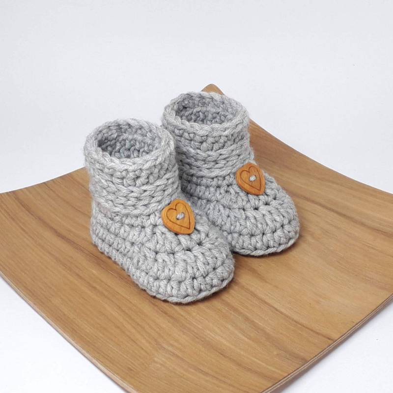 Gehäkelte Babyschuhe Mit Knopf in Herzform. Erhältlich Verschiedenen Größen & Farben von KunstWollwerk