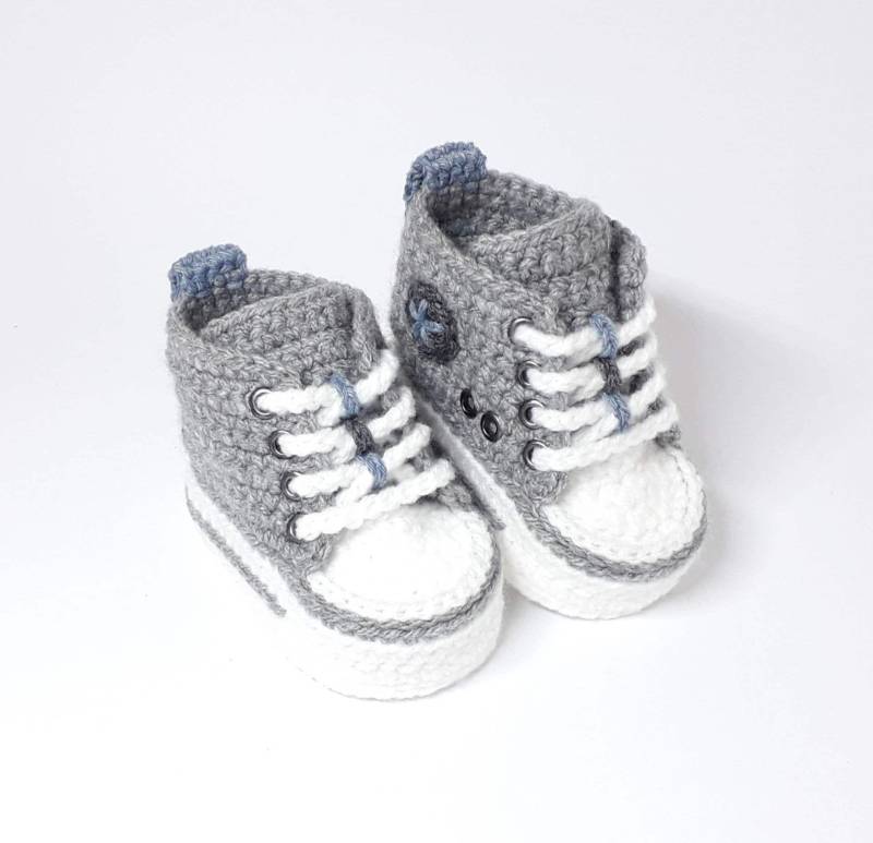 Hellgrau Babyschuhe Gehäkelt Gehäkelte Baby Schuhe | Sneakers, Sportschuhe, Turnschuhe, Verschiedene Farben & Größen, Mit Ösenschnürung von KunstWollwerk
