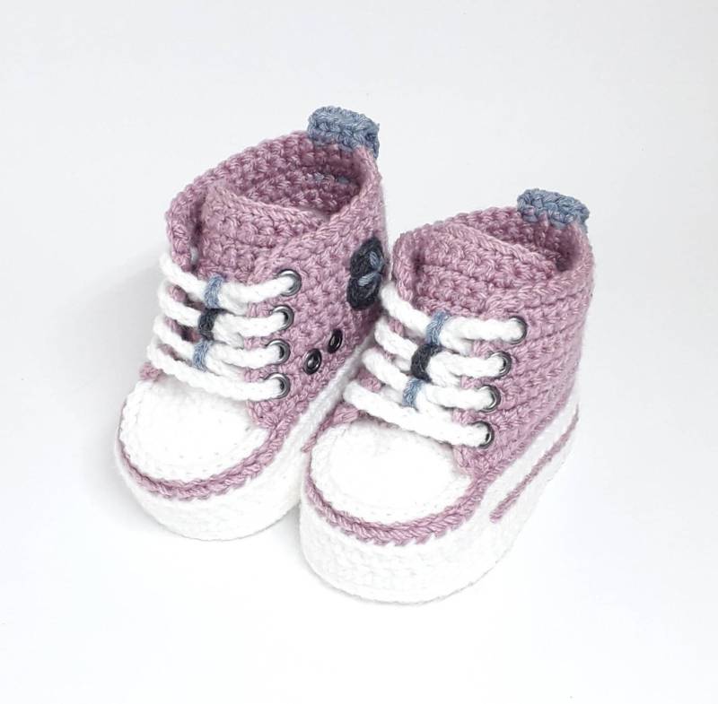 Lila-Rosa Babyschuhe Gehäkelt Gehäkelte Baby Schuhe | Sneakers, Sportschuhe, Turnschuhe Verschiedene Farben & Größen, Mit Ösenschnürung von KunstWollwerk