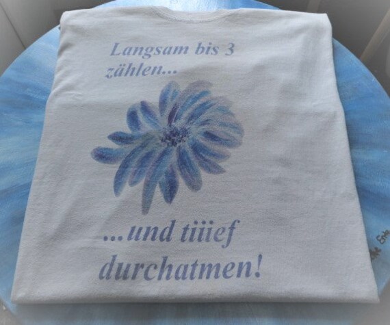 Baumwoll-T-Shirt "Langsam Bis 3 Zählen...und Tiief Durchatmen" Baumwoll-T-Shirt "Langsam Bis 3 Zählen...und Tiief Durchatmen" von KunsteckeElkeEntz