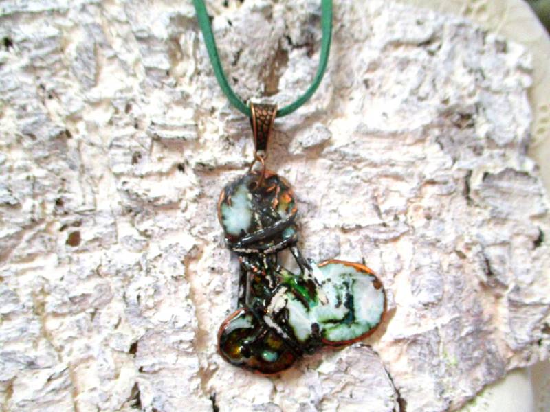 Anhänger Emaille No R57 Auf Kupfer Grün Bronze Weiß Kupfer Handarbeit Unikat Emailleschmuck Kupferanhänger Kupferschmuck Mit Halskette Anhänger Emaille No R57 Auf Kupfer Grün Bronze Weiß Kupfer Handarbeit Unikat Emailleschmuck Kupferanhänger Kupferschmuck Mit Halskette von KunsthaeuschenDeling