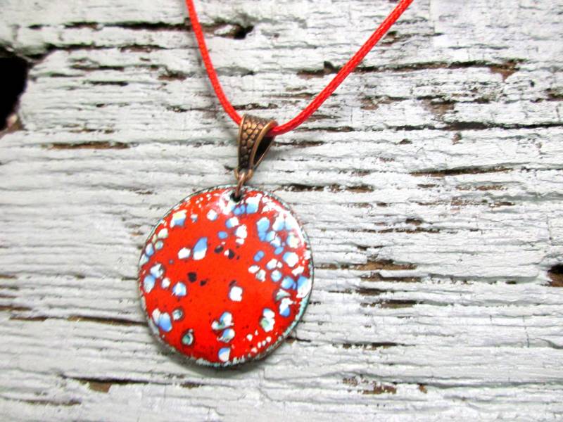 Anhänger Emaille No. 245 Blumenwiese Rund Rot Blau-Weiß Gepunktet Unikat Handarbeit von KunsthaeuschenDeling