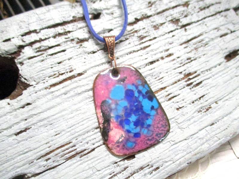 Anhänger Emaille No.211 Lila Blau Auf Kupfer Stoffkette Handarbeit Unikat Anhänger Emaille No.211 Lila Blau Auf Kupfer Stoffkette Handarbeit Unikat von KunsthaeuschenDeling