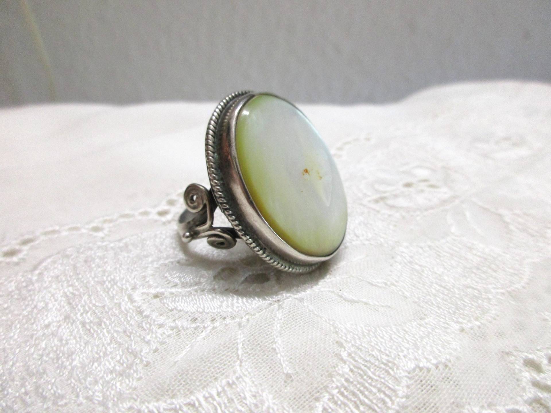 Boho Hippie Großer Silberring Mit Ovalem Perlmutt Größe 65 20, 75 Mm Damenring Geschenk Ring Silber Perlmuttring Herrenring von KunsthaeuschenDeling